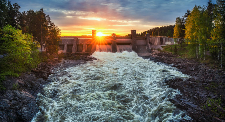 Kuvassa kuohuva koski