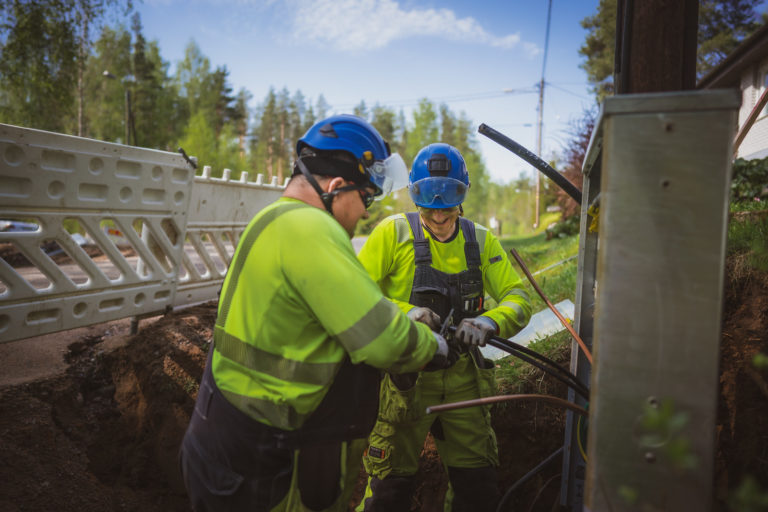 Huoltohenkilöt työskentelevät sähkökaapelien kanssa
