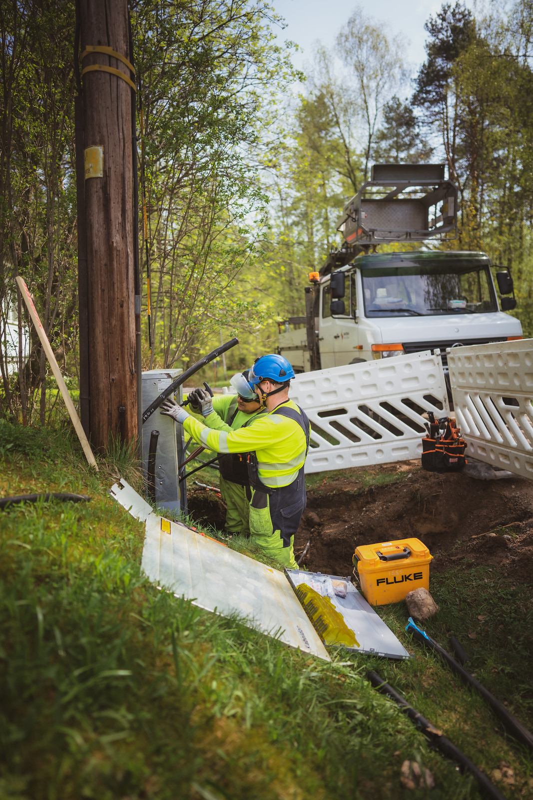 Huoltohenkilöt työskentelevät sähkökaapilla