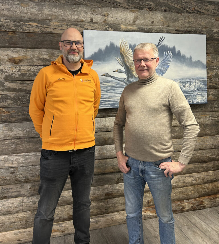 Kuvassa seisovat vierekkäin Imatran Seudun Sähkön myyntipäällikkö Ilkka Pitkänen ja Tavaratalo Mainion hallituksen puheenjohtaja Juha Aarnio.